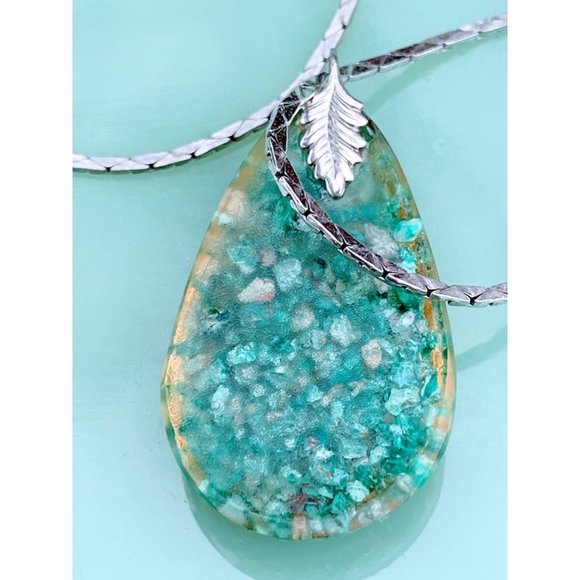 Vintage Resin Teardrop Pendant with Turquoise chips - Picture 4 of 7